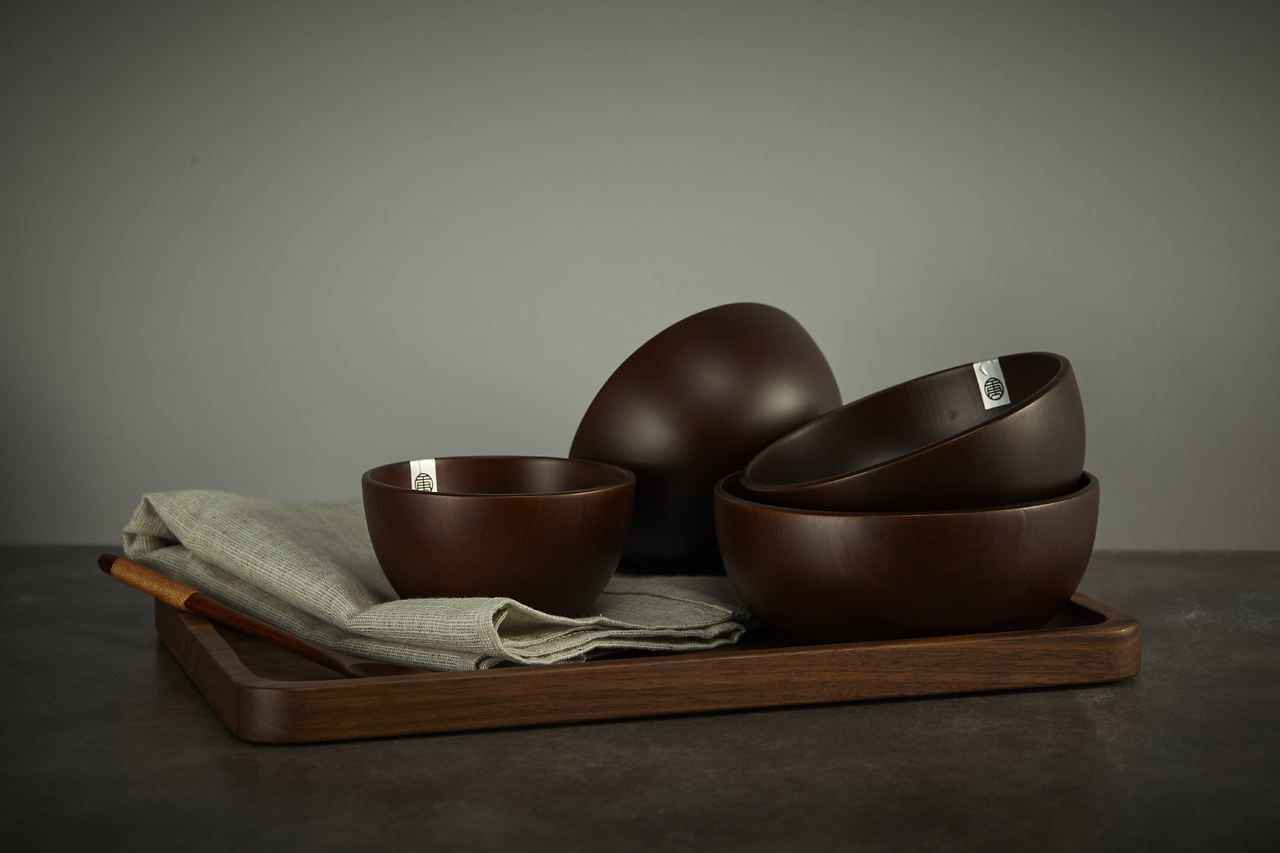 光影流转，静物生辉 餐具与木制家居用品的电商产品摄影艺术